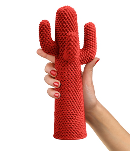 Roter Guframini Cactus als Miniatur-Designobjekt in Hand gehalten, dekorative Wohnaccessoires und Sammlerstück.