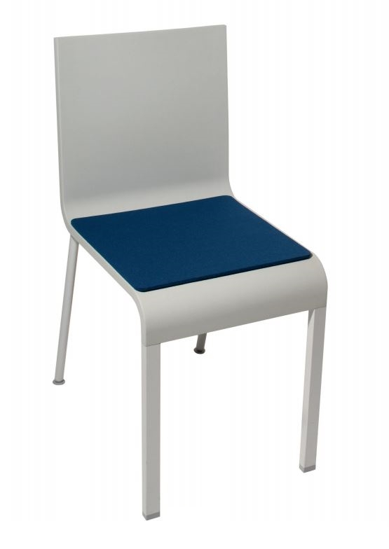 Weiße Stuhl mit blauer Sitzauflage aus Filz für .03 von Maarten van Severen.