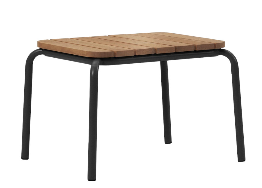 Normann Copenhagen Vig Table 55 x 45 cm: Kleiner Outdoor-Tisch mit Holzlatten und schwarzem Metallgestell.