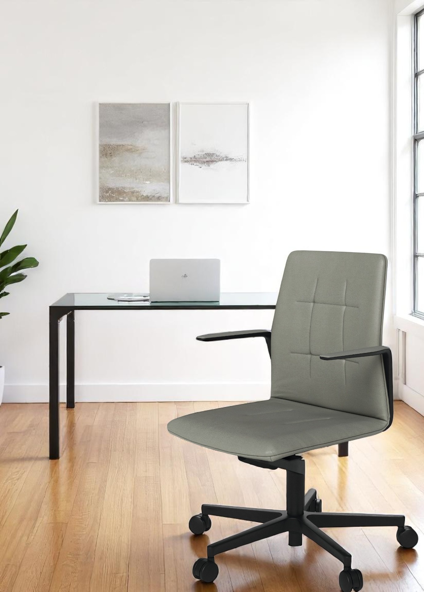 Grauer Leadchair Evo Bürostuhl von Walter Knoll mit schwarzem Fünfsternfuß vor Schreibtisch.
