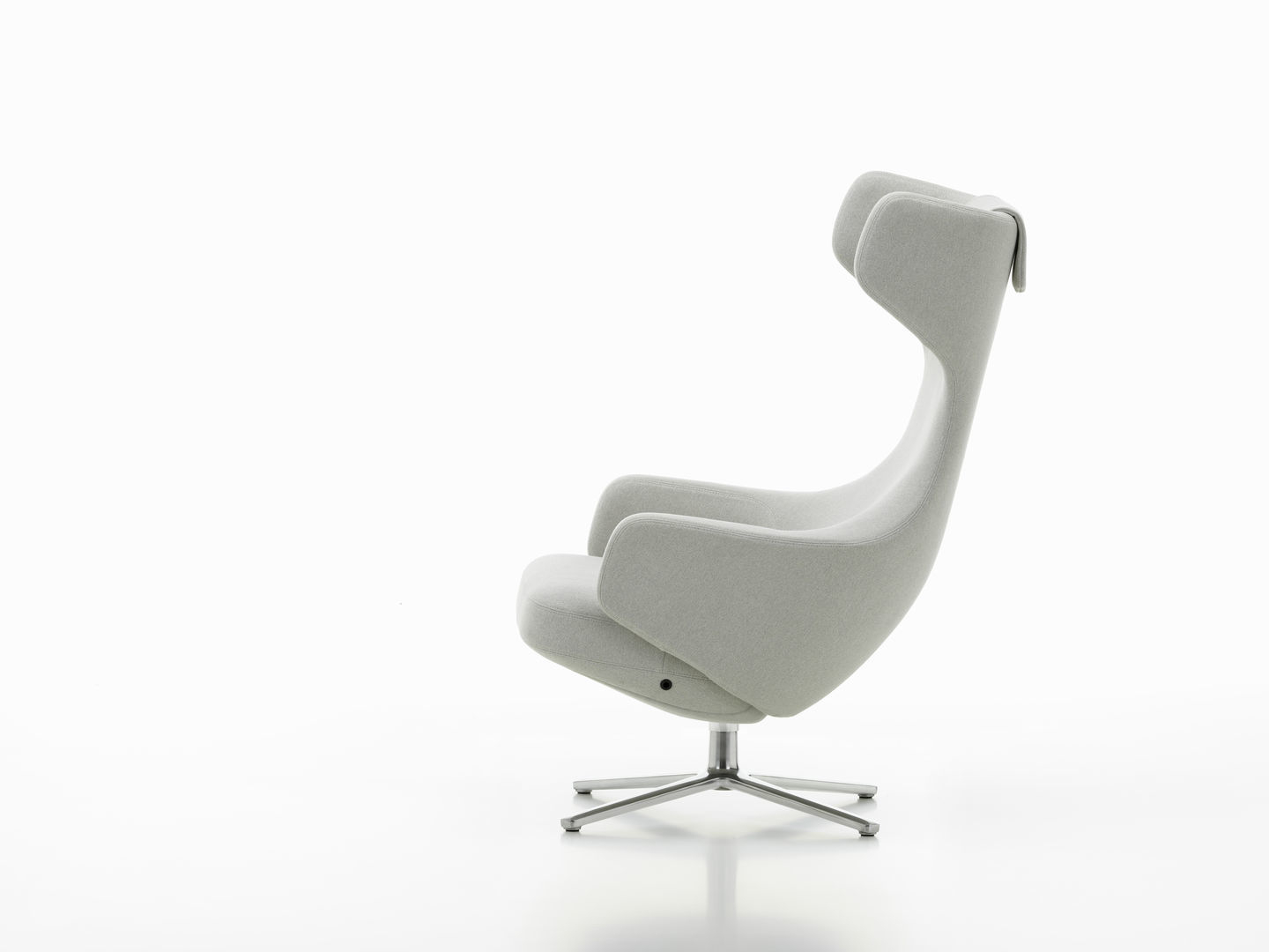 Grauer Grand Repos Sessel von Vitra mit hohem Rücken und Drehfuß, Seitenansicht.