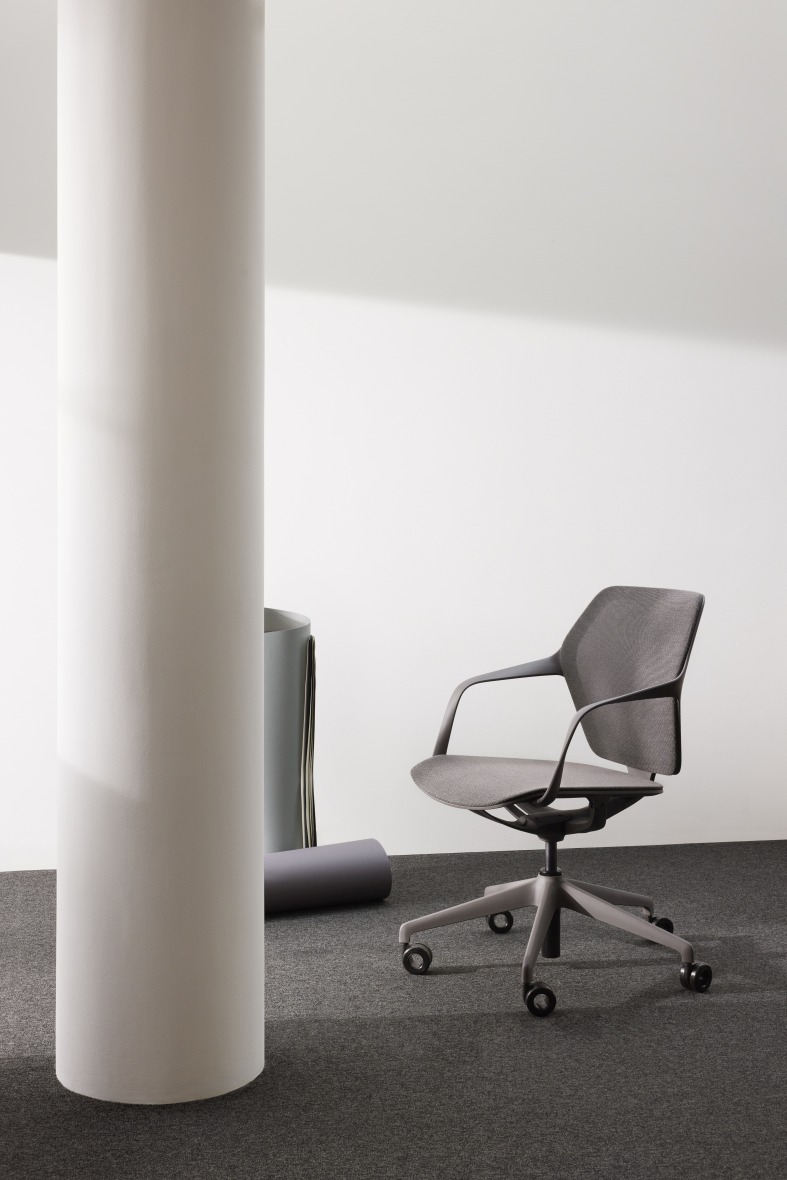 Ray Work 9220 Bürodrehstuhl von Brunner mit Armlehnen und grauem Netzbezug vor weißem Hintergrund.