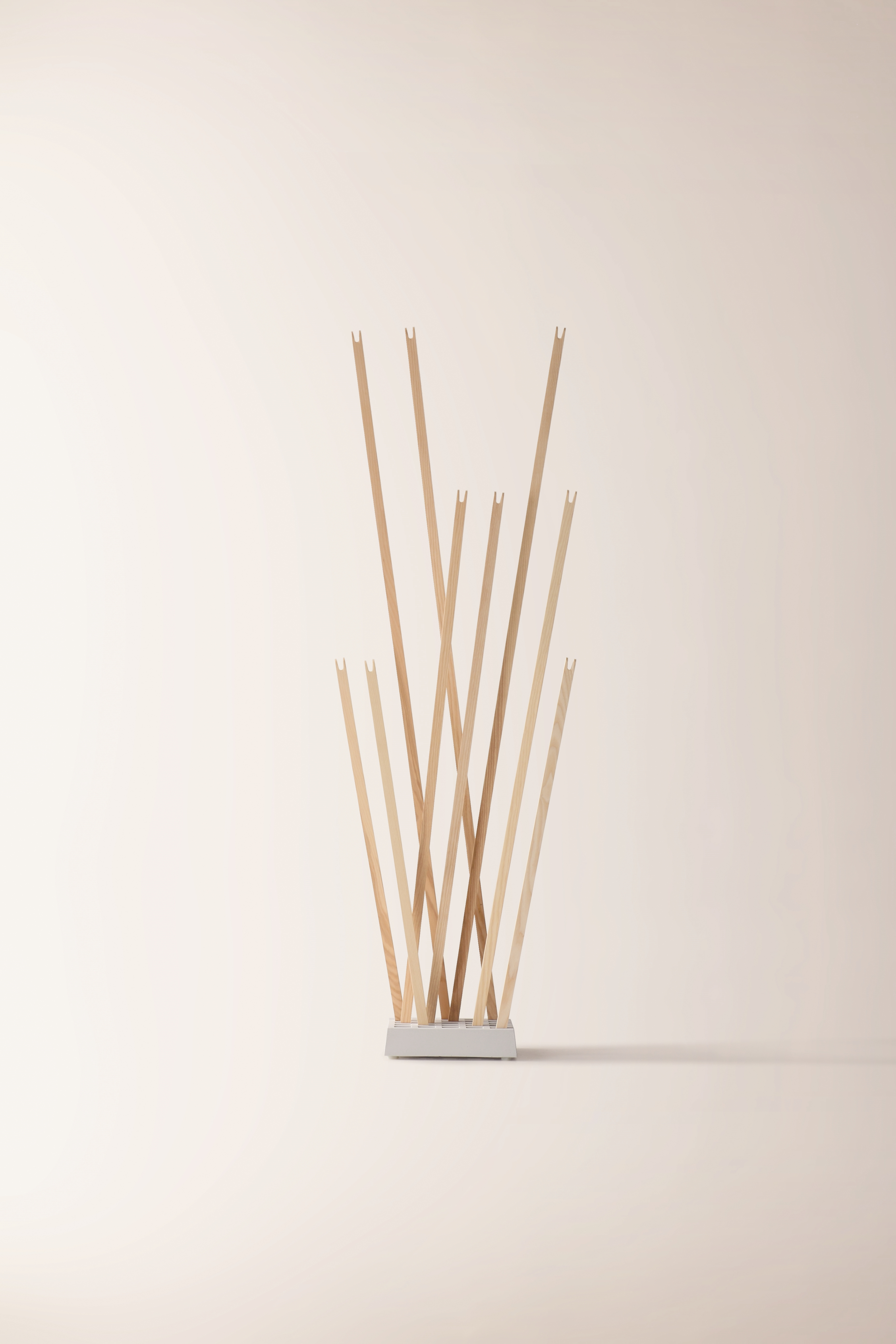 Nils Holger Moormann Pin Coat Garderobe aus hellem Holz mit minimalistischem Design.