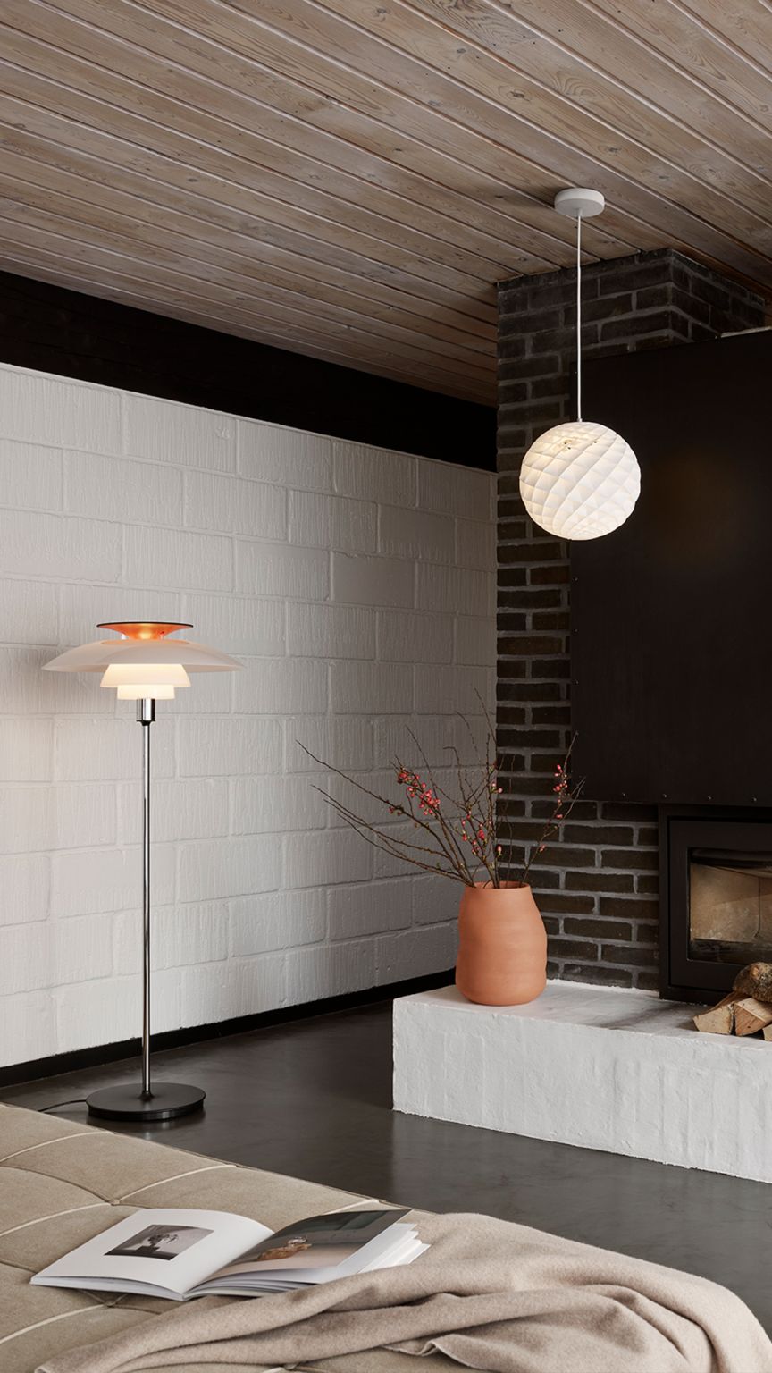 Patera Pendelleuchte von Louis Poulsen in modernem Wohnzimmer, Hängeleuchte mit geometrischem Design.