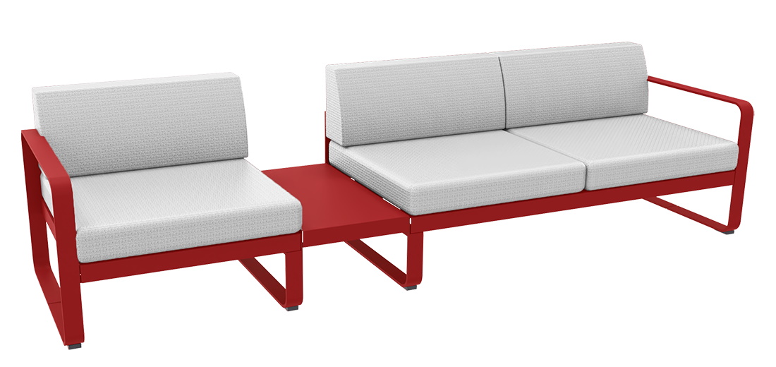 Bellevie Lounge Sofa von Fermob, rote Outdoor-Möbel mit weißen Kissen und Tischplatte.