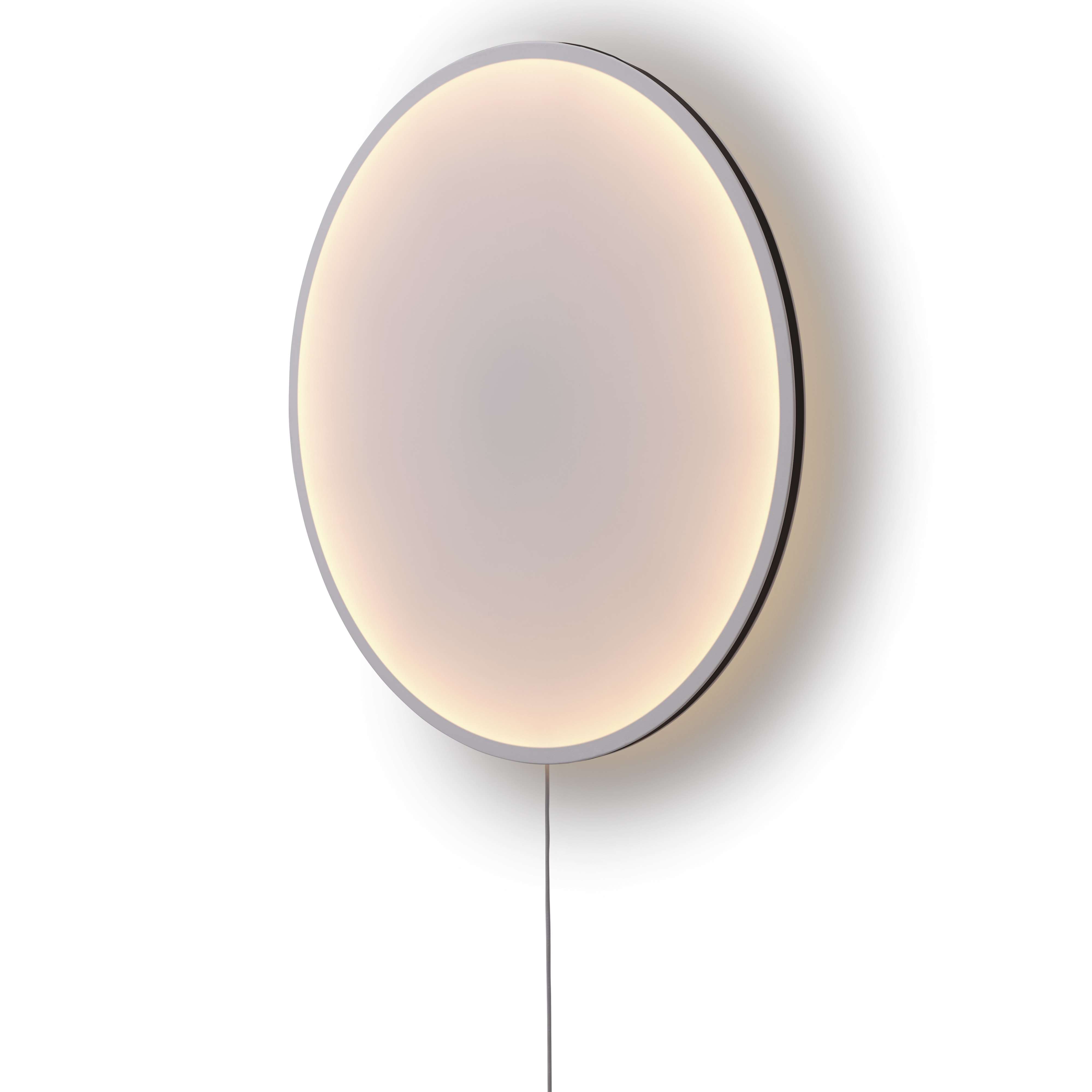 Calm Wall Lamp von Muuto: Runde Wandleuchte mit sanftem, warmweißem Licht und grauem Kabel.