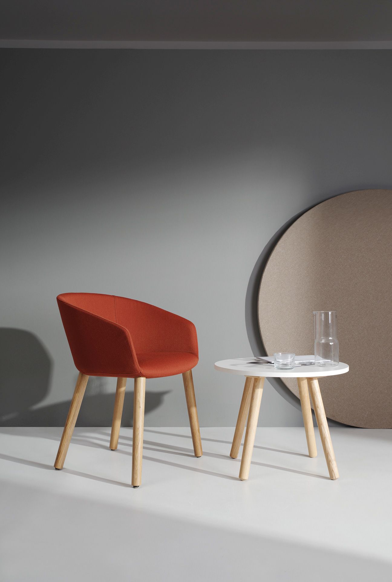 ox:co OX W 740 Konferenzsessel Bejot in Orange mit Holztisch und Wasserkanne für Besprechungsraum.