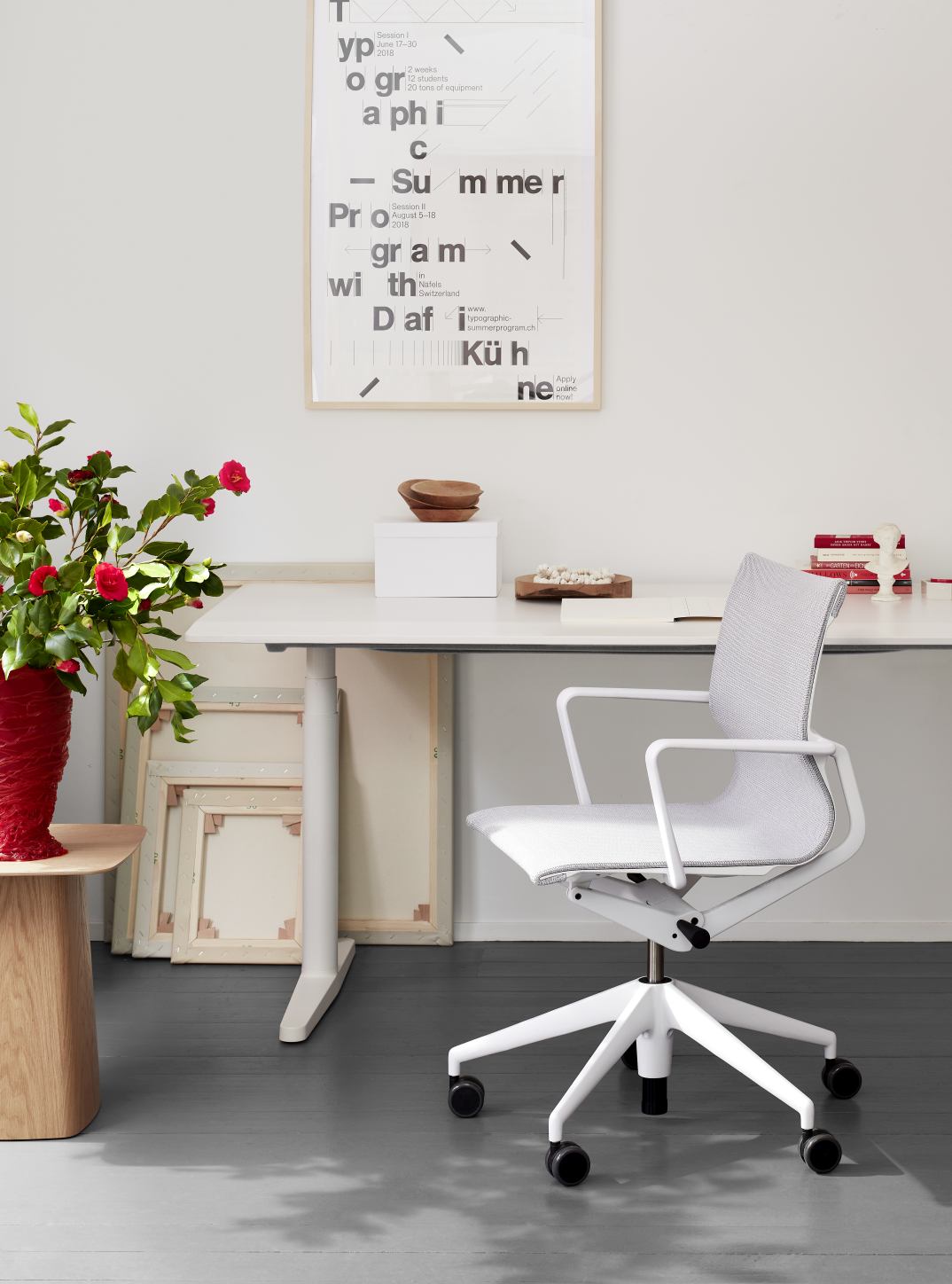 Weißer Tyde 2 Sitz- und Stehtisch 180 cm von Vitra mit Bürostuhl und Dekoration im modernen Büro.