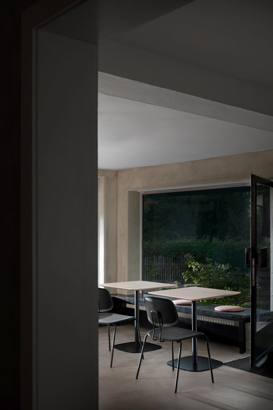 Okito Ply Dining Chair Stühle von Zeitraum an quadratischen Tischen in modernem Interieur.