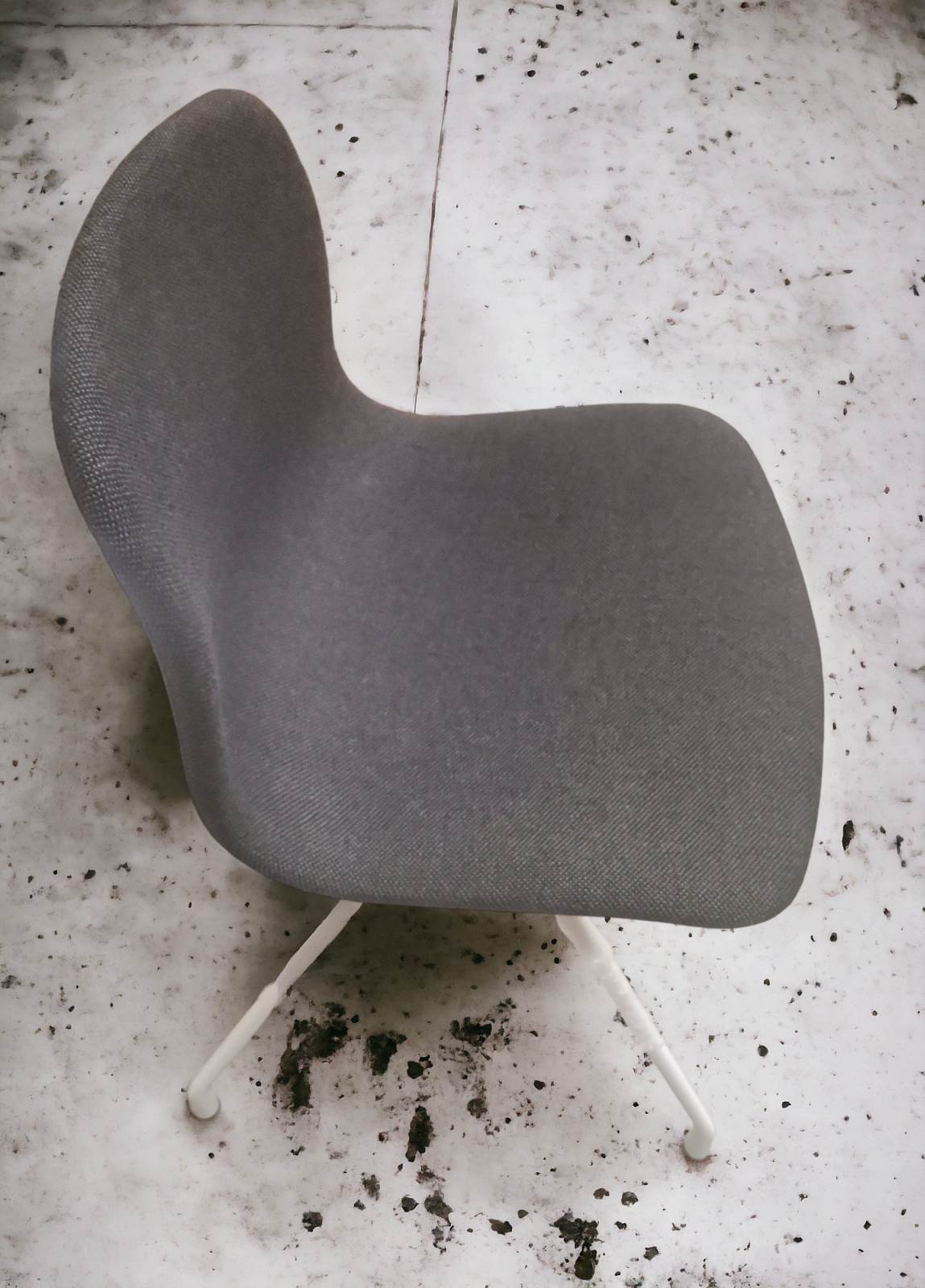 Grauer About a Chair AAC11 Stuhl mit Vollpolster und weißem Gestell von Hay.