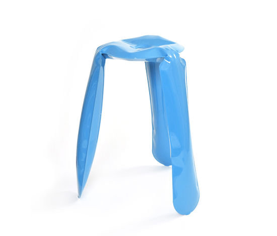Blauer Plopp Hocker von Zieta, ein moderner Küchenhocker aus Stahl. Design Möbel.
