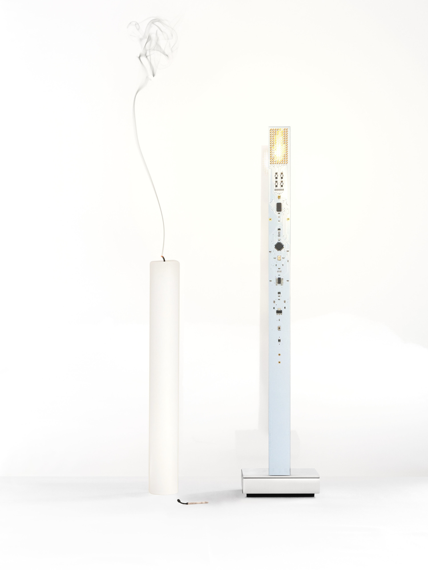 My New Flame USB Tischleuchte von Ingo Maurer, LED-Tischlampe in Kerzenform mit Rauch.