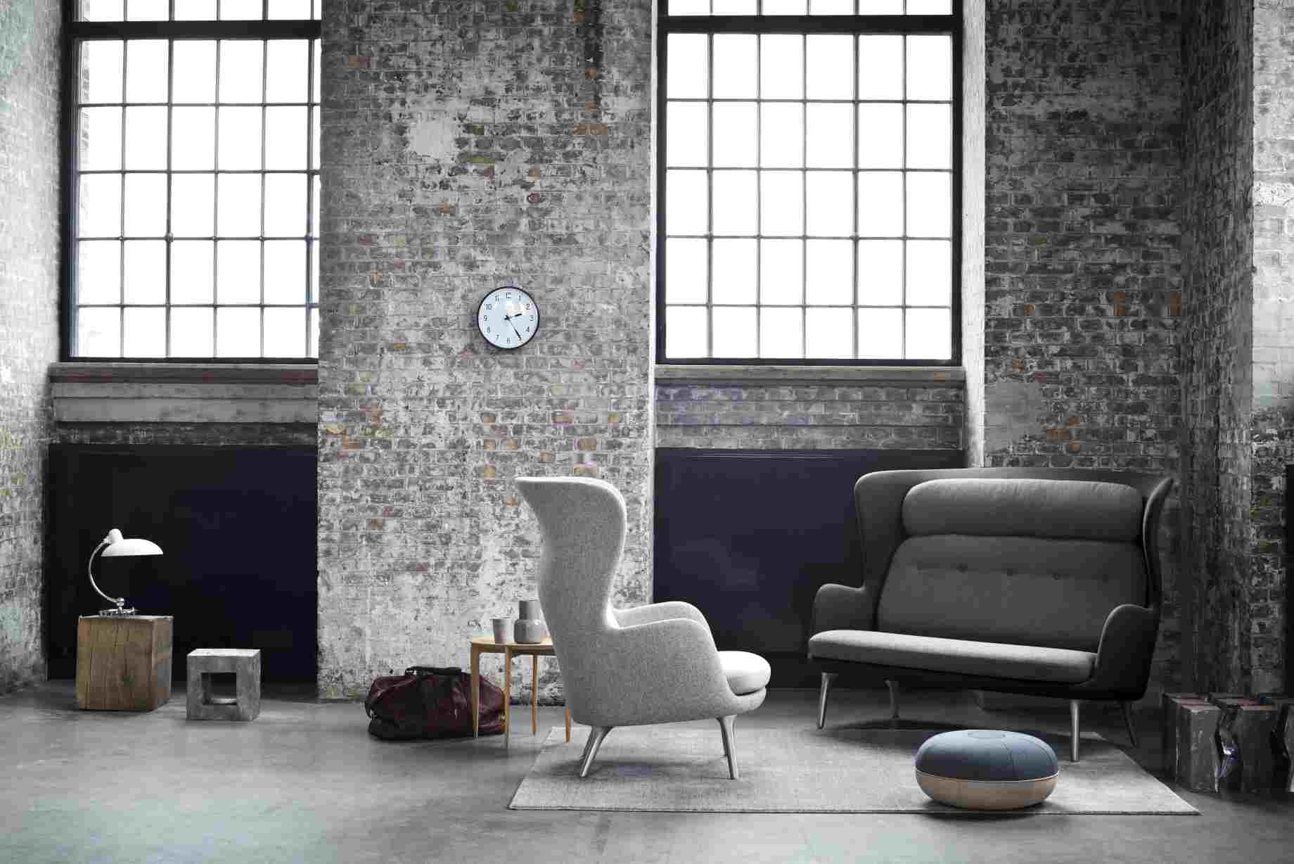 Graues Ro Sofa von Fritz Hansen, einladendes 2-Sitzer Designmöbel mit hoher Rückenlehne im modernen Loft-Ambiente.