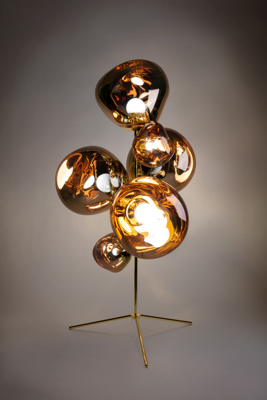 Tom Dixon Melt Stehleuchte: Goldene, organisch geformte Kugeln auf filigranem, goldenem Stativfuß.