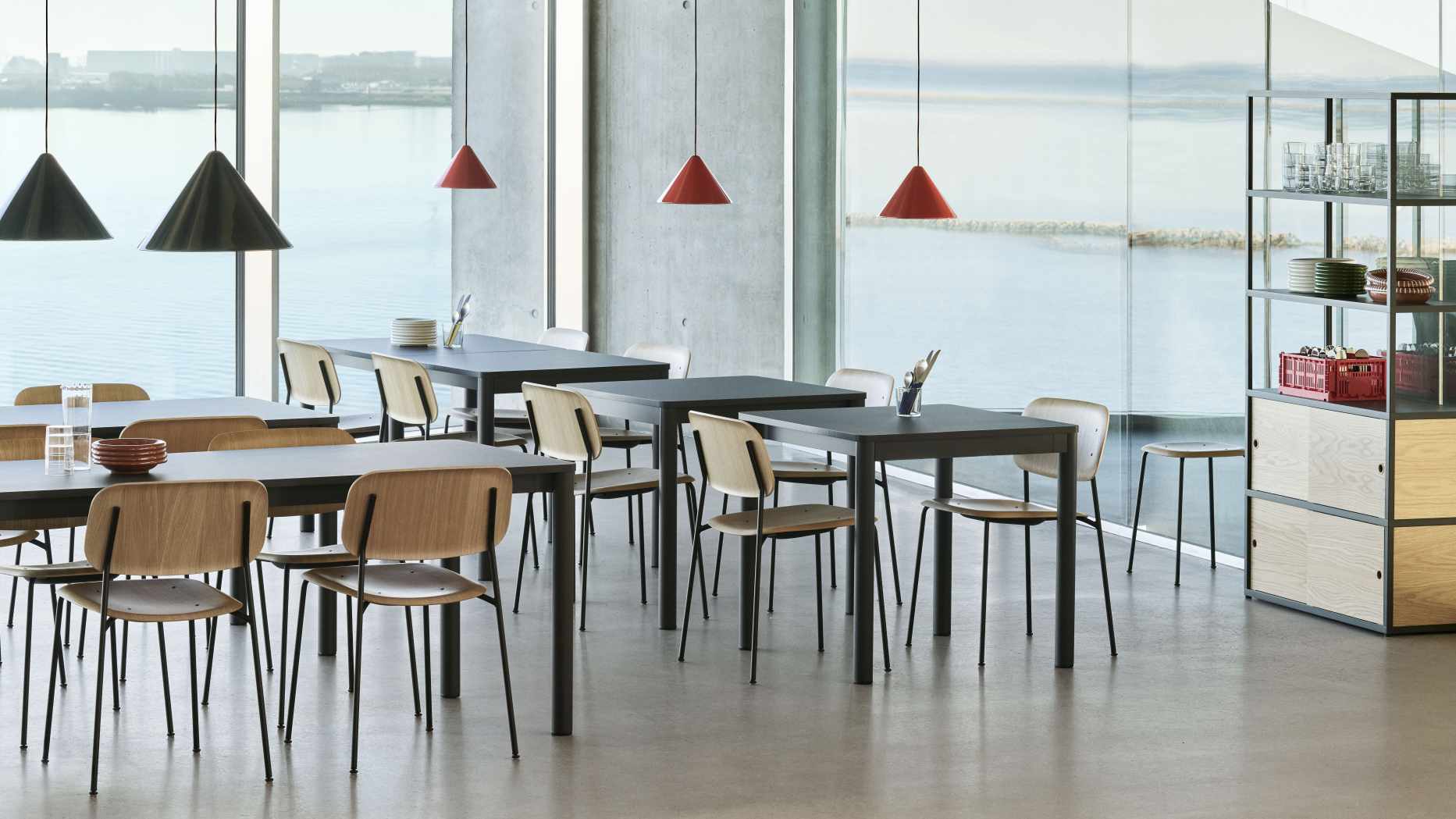Annex Table Flush Esstisch von Hay in einem modern eingerichteten Raum mit Meerblick.