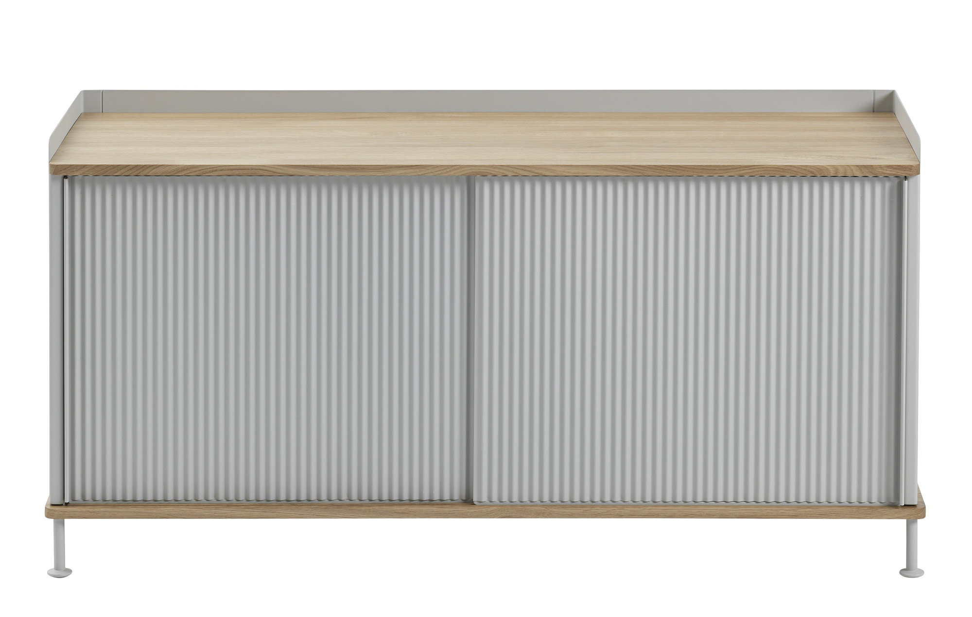 Enfold Sideboard Low von Muuto, graues Sideboard mit Schiebetüren und hellem Holz, modernes Möbeldesign.