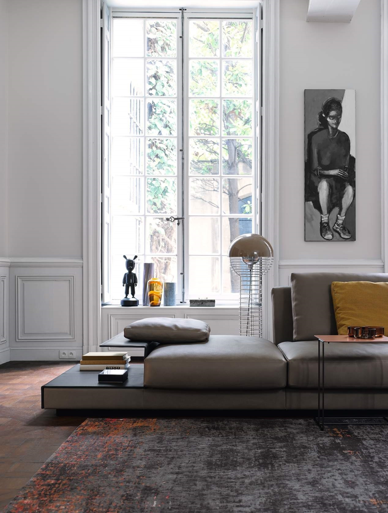 Oki Beistelltisch von Walter Knoll in modernem Wohnzimmer mit Sofa, Lampe und Kunst.