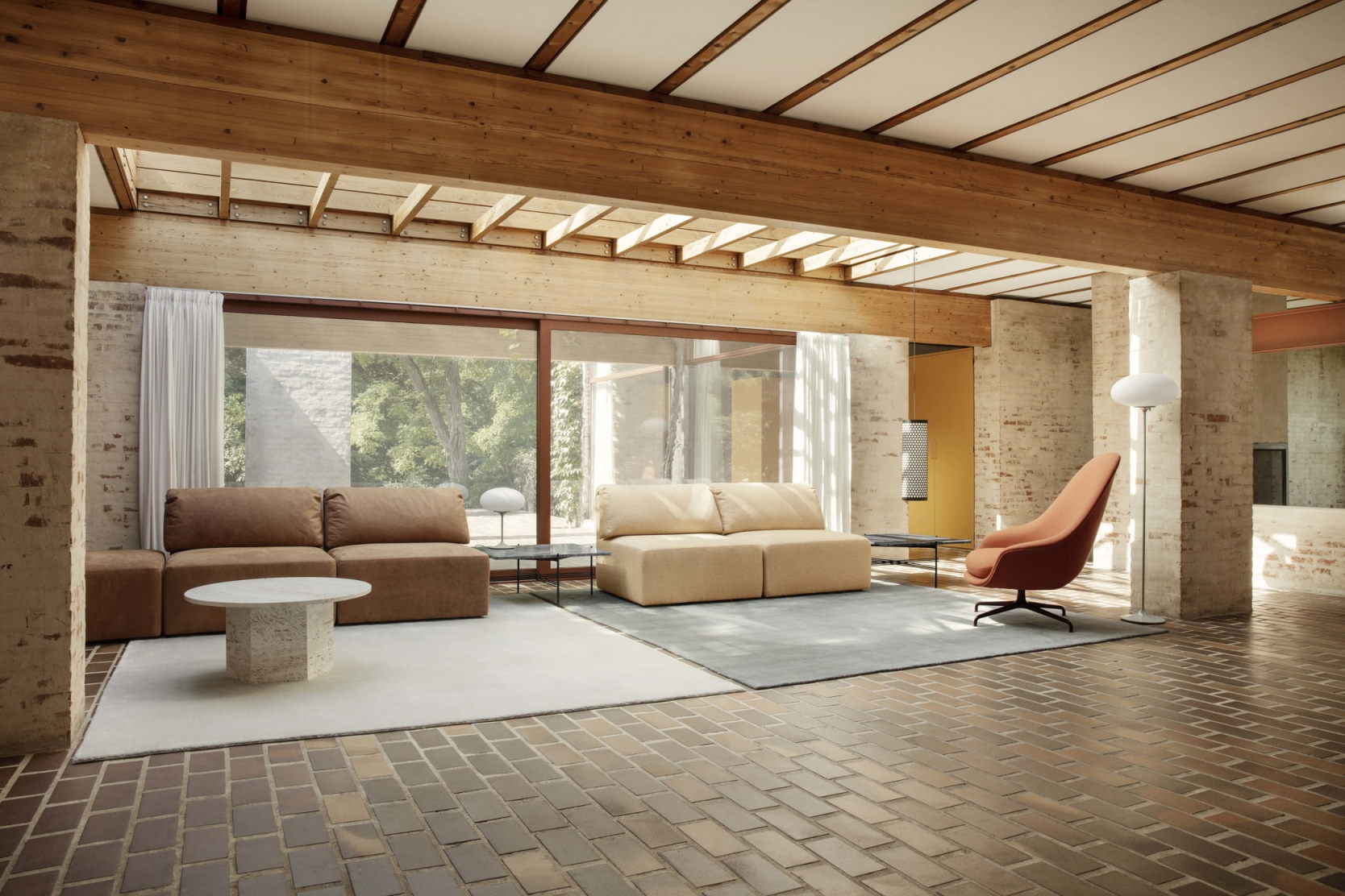 Heller Wohnraum mit zwei Sofas und Gubi Epic Coffee Table Couchtisch aus Travertin.