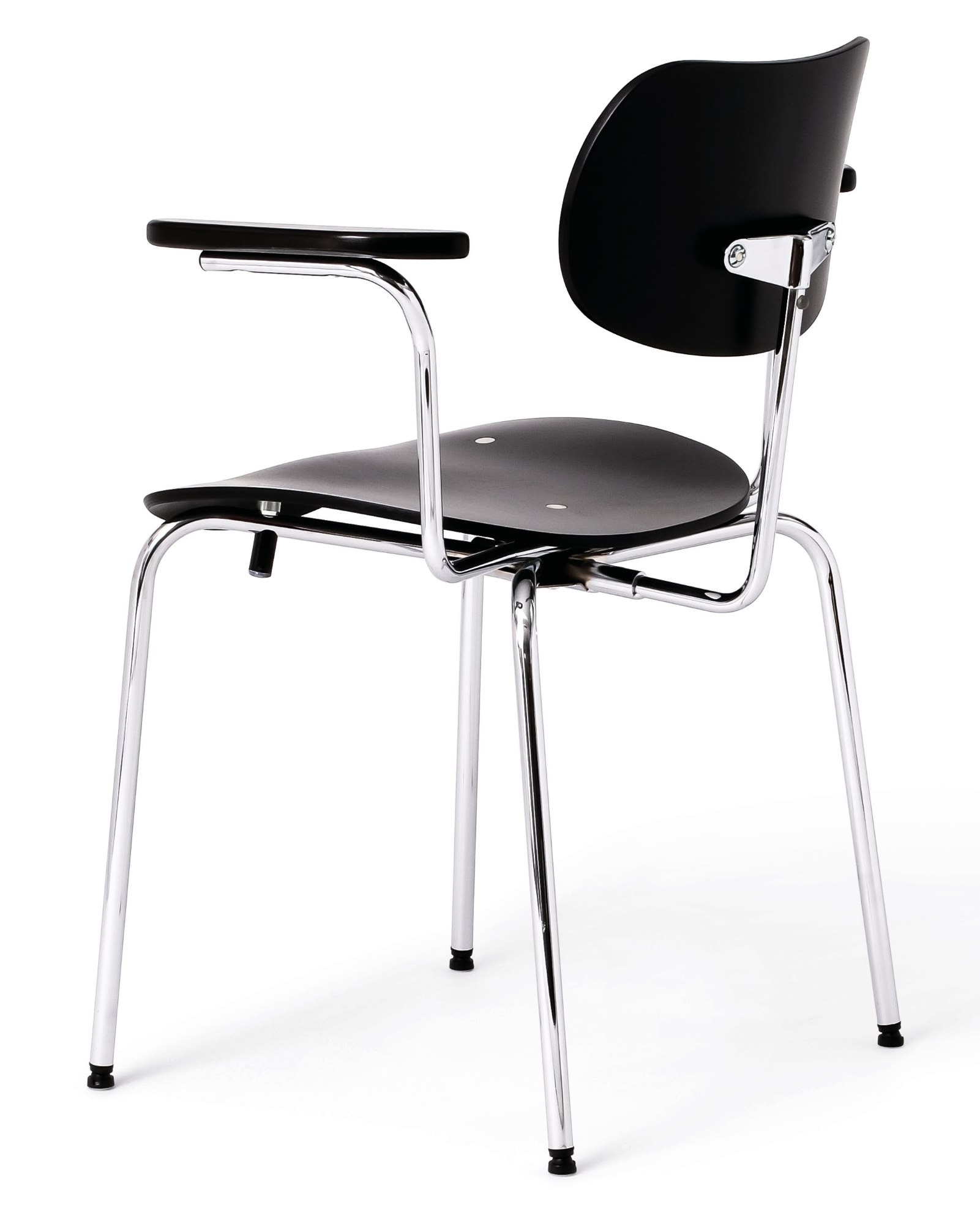 SE 68 SU Stuhl von Wilde+Spieth, schwarze Sitzschale, verchromtes Stahlrohrgestell, funktionales Design für Büro und Konferenz.