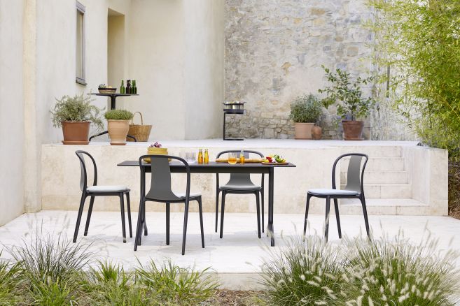 Vitra Soft Seats Sitzkissen in Pebble Grey auf Stühlen im Außenbereich, gemütliche Outdoor-Sitzgelegenheit.