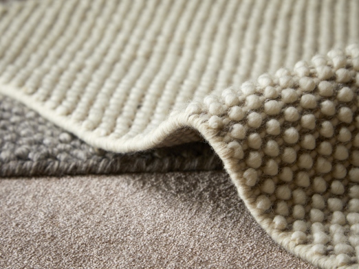 Detailaufnahme des braunen Tact Rug Teppichs von Woud (90x140 cm) mit strukturierter Oberfläche. Hochwertiger Wollteppich für Wohnzimmer und Schlafzimmer.