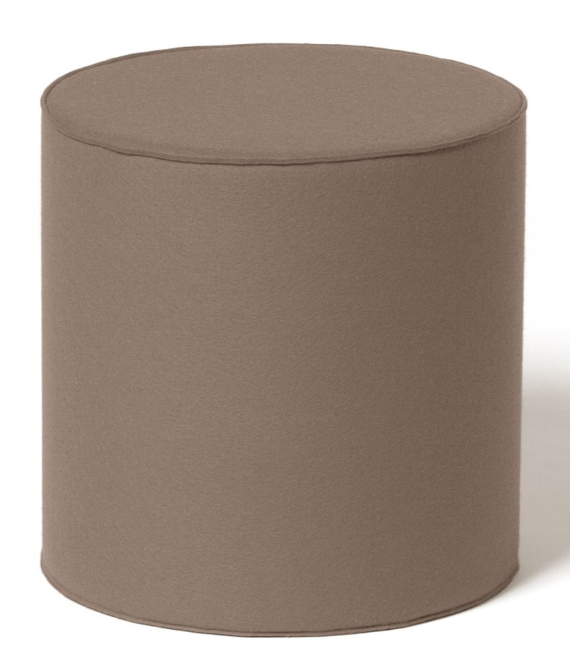 Beiger, zylinderförmiger Hocker aus Filzstoff, ideal als Sitzgelegenheit oder Beistelltisch für modernes Wohnambiente.