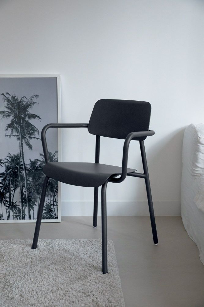 Schwarzer Studie Chair Stuhl von Fermob, ein moderner Outdoor Stuhl mit Armlehnen.