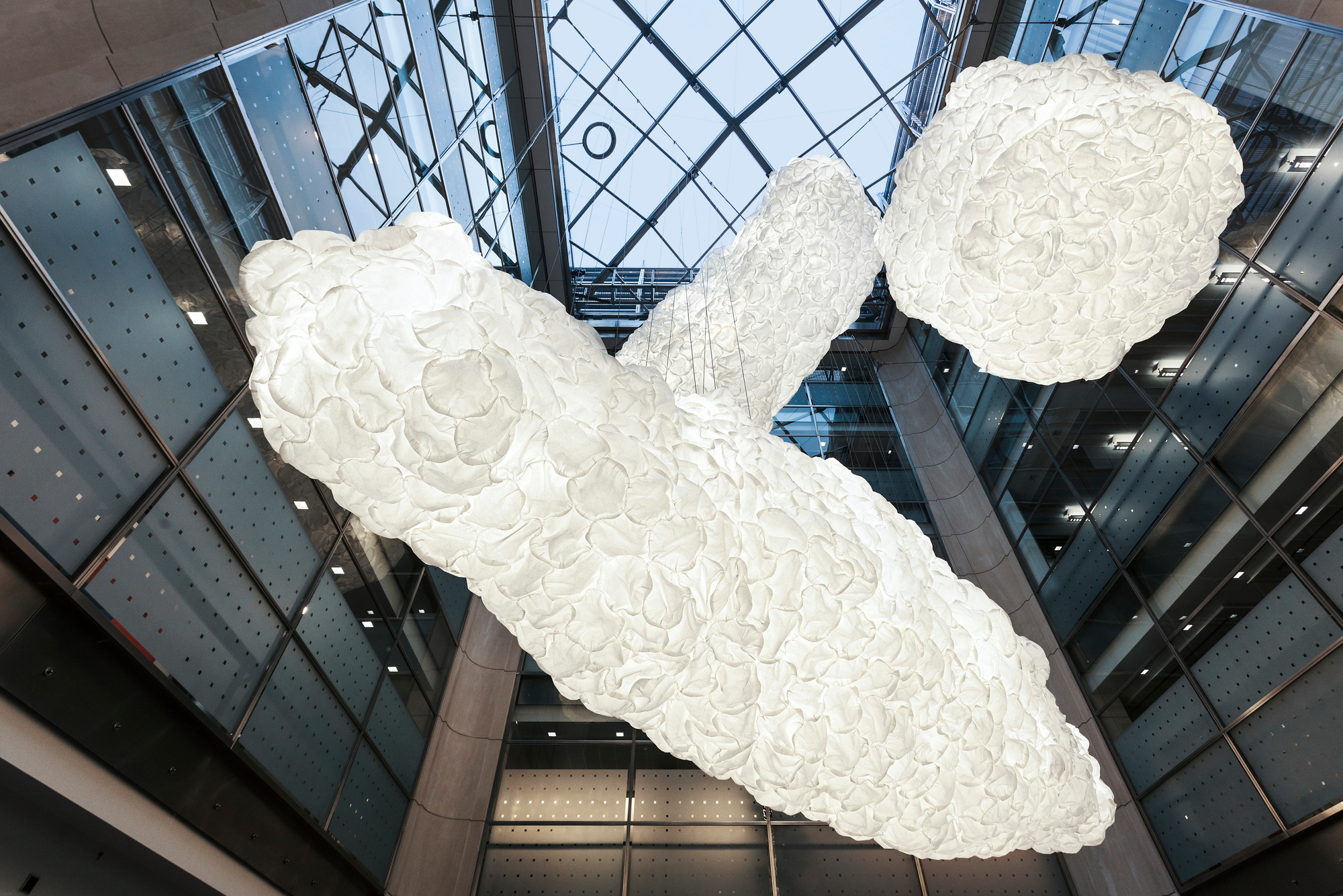 Ansicht von unten: Mamacloud LED Pendelleuchte von Belux, weiße Wolkenform, modernes Design.