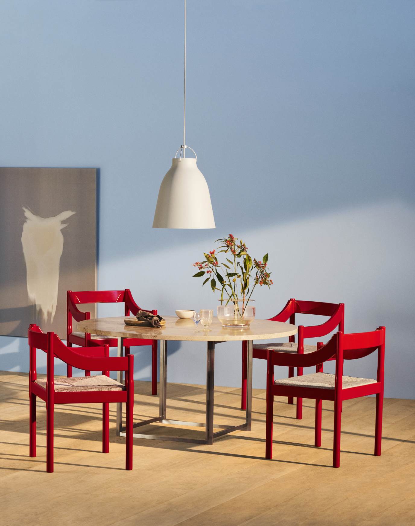 PK54 Esstisch von Fritz Hansen, runder Marmortisch mit roten Holzstühlen und Pendelleuchte im Esszimmer.