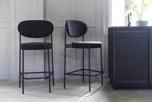 Zwei Series 430 Barhocker von Verpan in Schwarz/Remix 123 vor Küchenzeile, modernes Design.