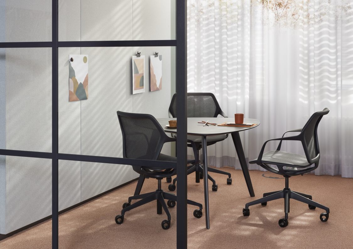 Ray Work 9220 Bürodrehstühle von Brunner um einen Besprechungstisch in einem modernen Büro.