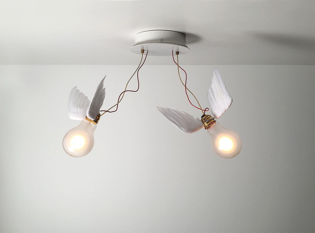 Lucellino Doppio: Wandleuchte von Ingo Maurer mit zwei Glühbirnen und Flügeln. Designlampe für Wandmontage.