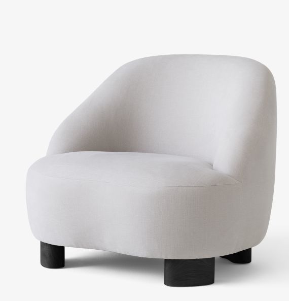 Margas Loungesessel LC1 AndTradition, moderner Sessel mit weißem Stoffbezug und dunklen Holzfüßen für Wohnzimmer.