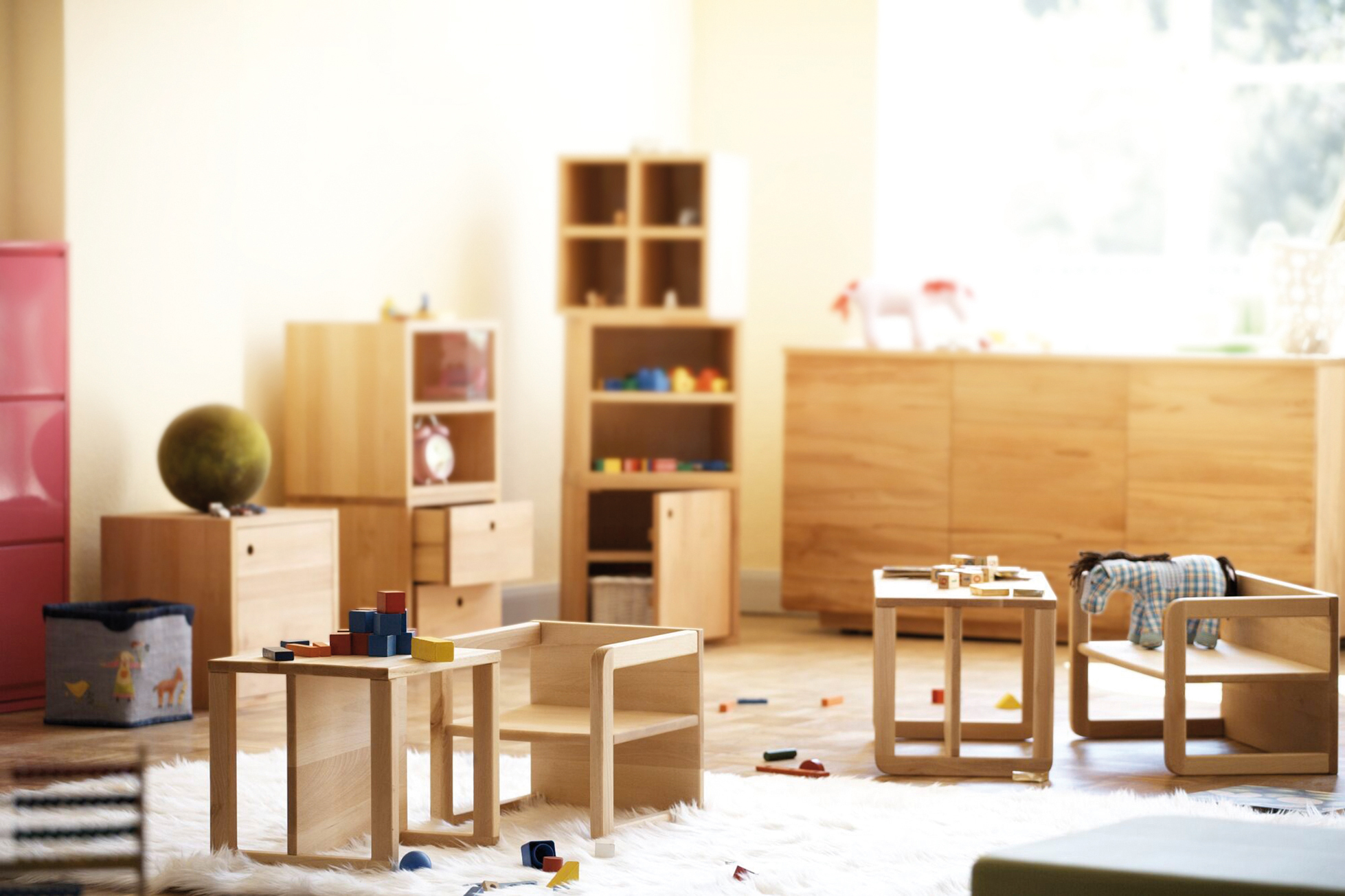 Hugo Kindersessel und Kindertisch aus Holz von Jan Kurtz im hellen Kinderzimmer.