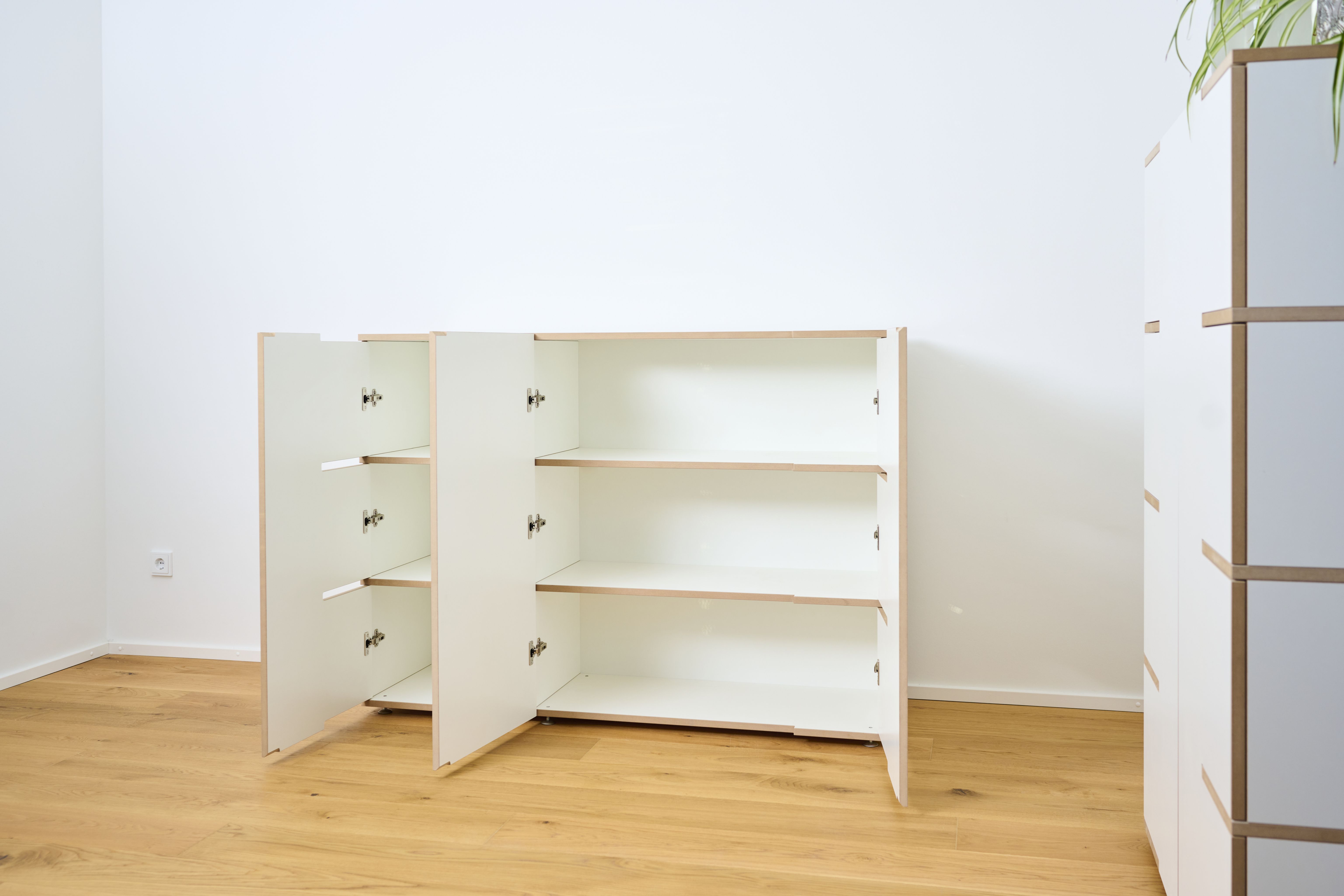 Tojo Stau Sideboard aus weißem Holz mit offenen Türen und drei Regalböden.