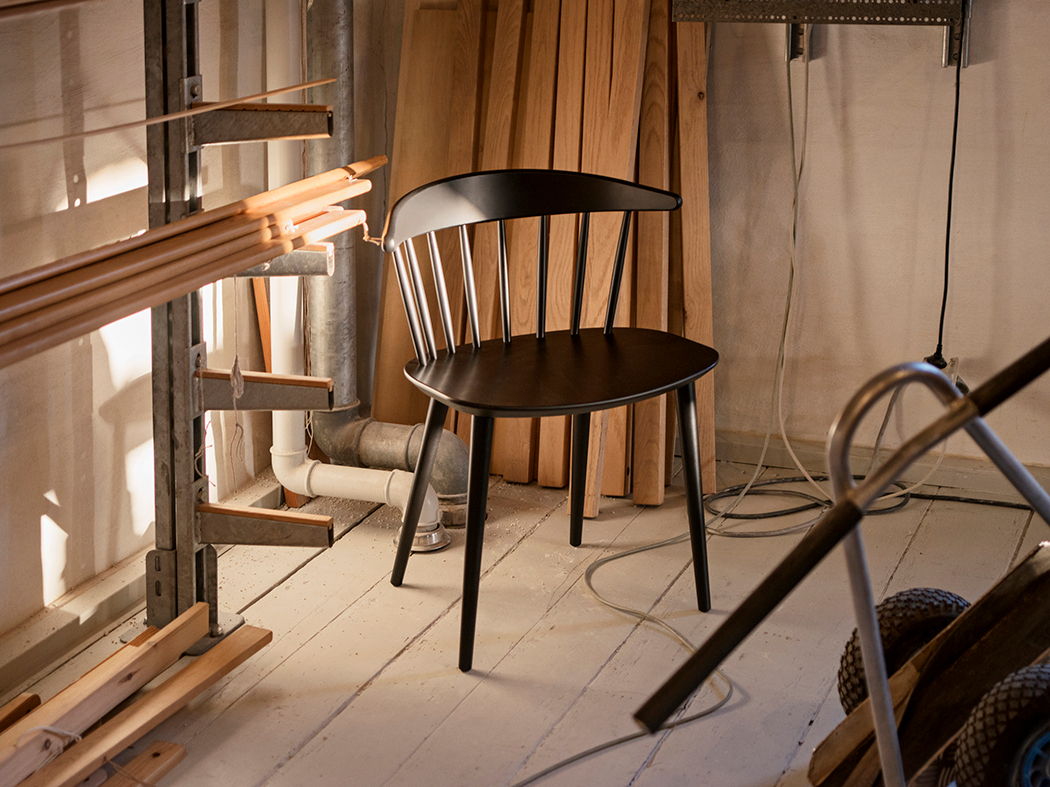 Schwarzer J104 Chair Stuhl von Hay im Werkstatt-Ambiente, skandinavisches Design mit Holz und minimalistischer Ästhetik.