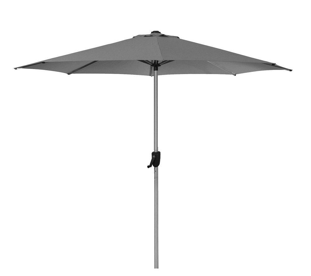 Grauer Cane-Line Sonnenschirm mit Kurbel, ideal für Garten und Terrasse.