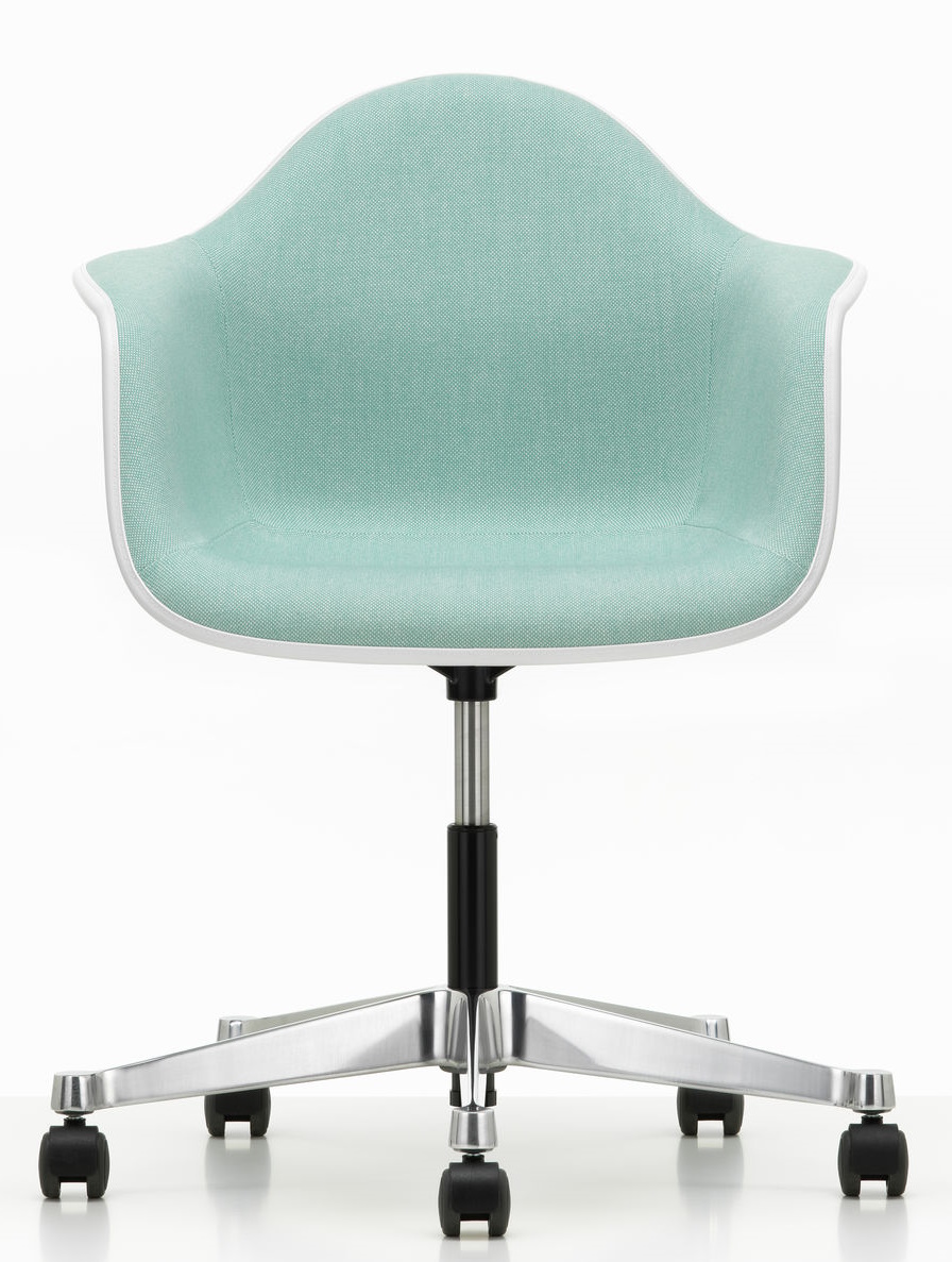 Vitra Eames Plastic Arm Chair PACC, vollgepolstert in Mintgrün mit Rollen und Chromgestell.