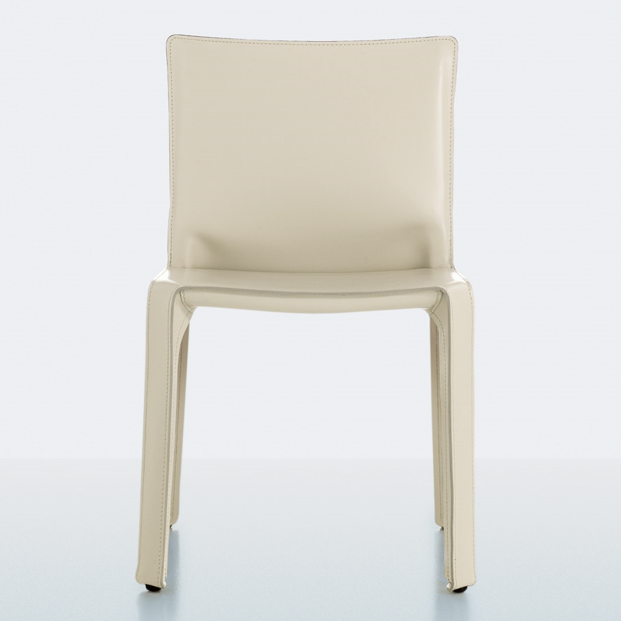 Frontansicht des Cassina 412 Cab Chair Standard Stuhls in hellem Leder, modernes Design.
