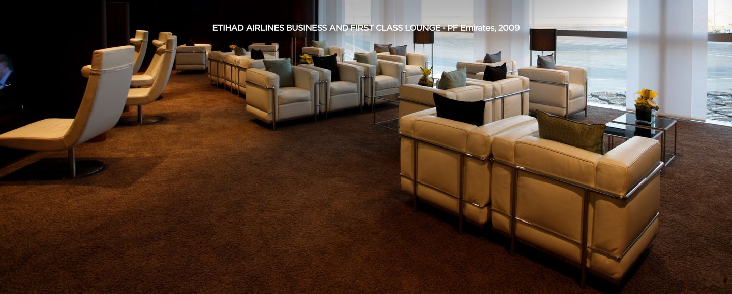 Nahaufnahme eines Cassina Grand Confort Sessels mit weißem Leder und Chromgestell. Luxuriöses Designmöbel für Wohnzimmer.