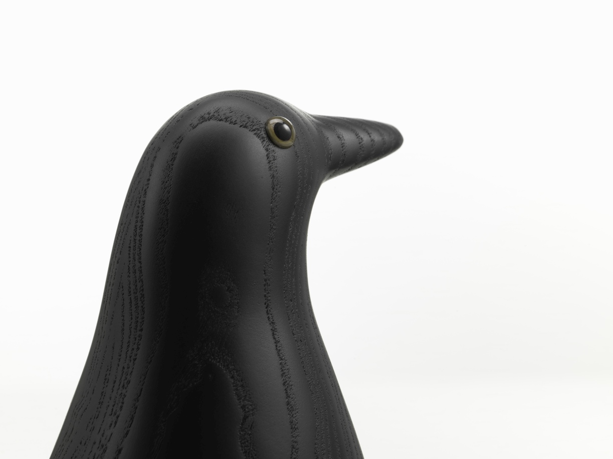 Detailaufnahme der Eames House Bird Skulptur von Vitra, aus schwarzem Eschenholz, ikonisches Designobjekt.