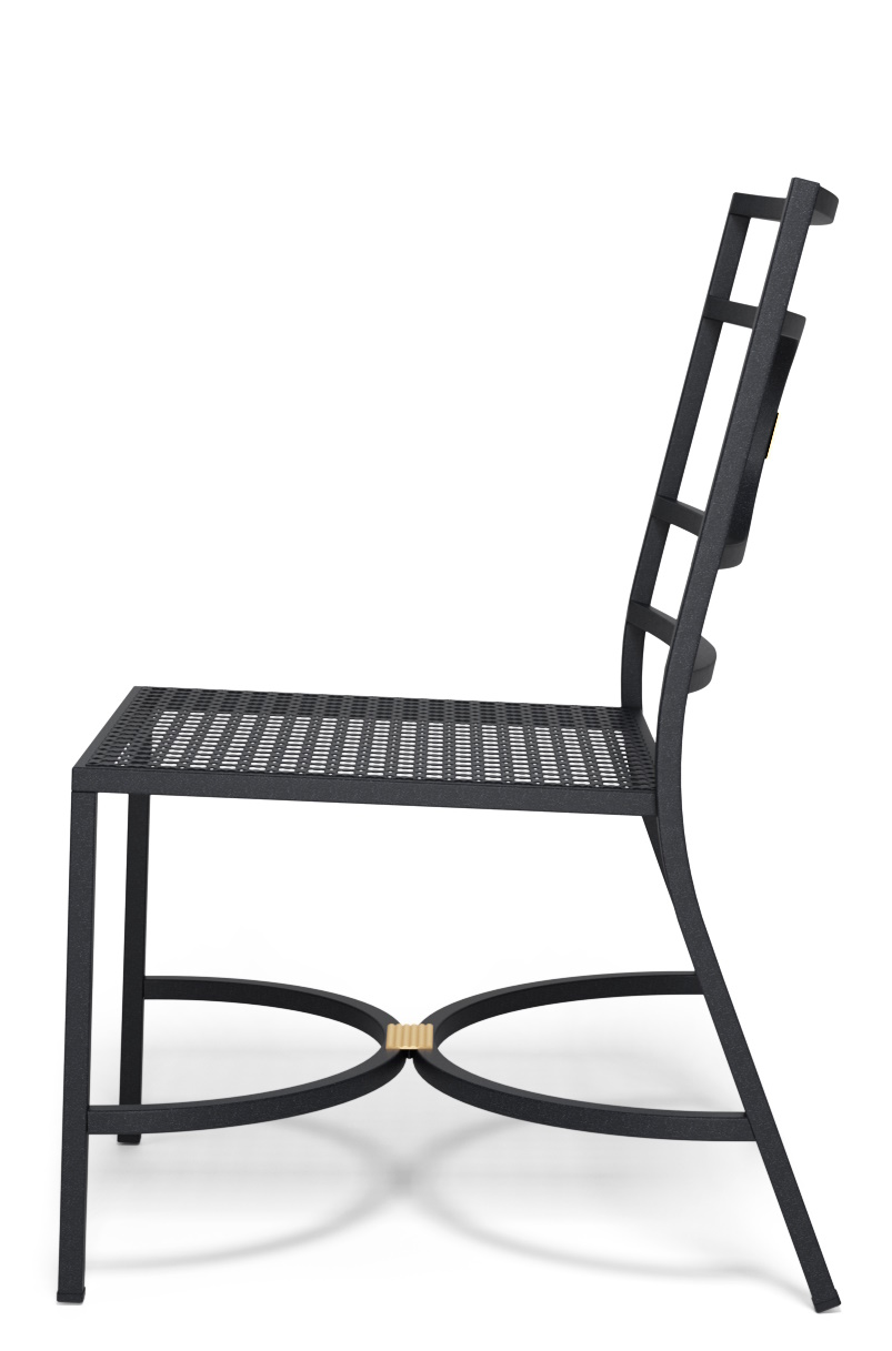 Collier Stuhl Chari Outdoor Emu, seitliche Ansicht, schwarzes Metallgestell mit perforierter Sitzfläche, moderner Gartenstuhl.