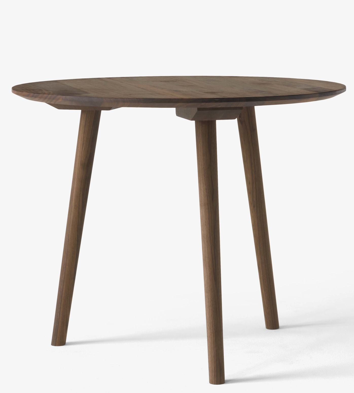 AndTradition In Between Table SK4 aus Walnussholz, runder Esstisch mit drei Beinen.