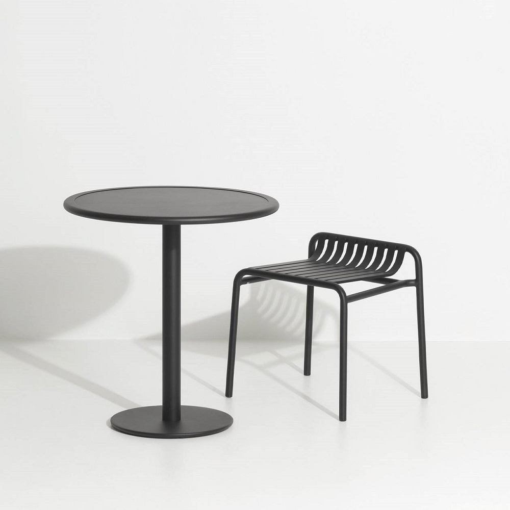 Schwarzer Week-End Bistro Table Round Bistrotisch von Petite Friture mit passendem Hocker vor weißem Hintergrund.