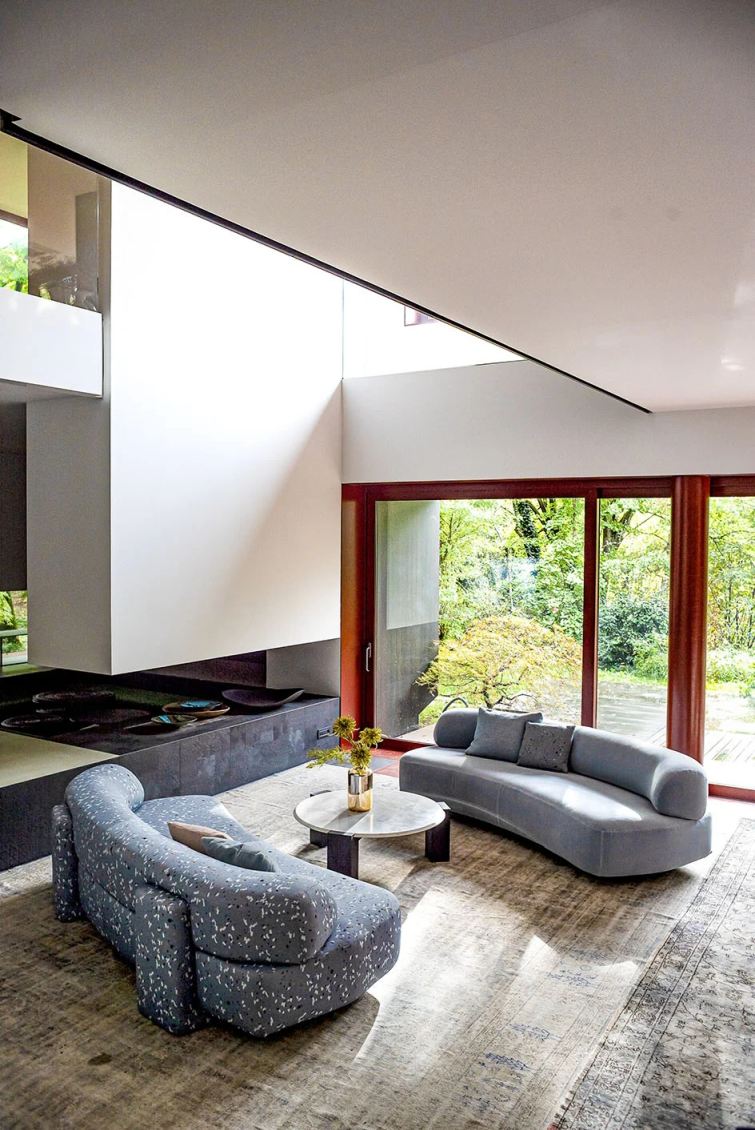 Wohnzimmer mit Gogan Sofa von Moroso, hellgrau und blau gemustert, modernes Design.