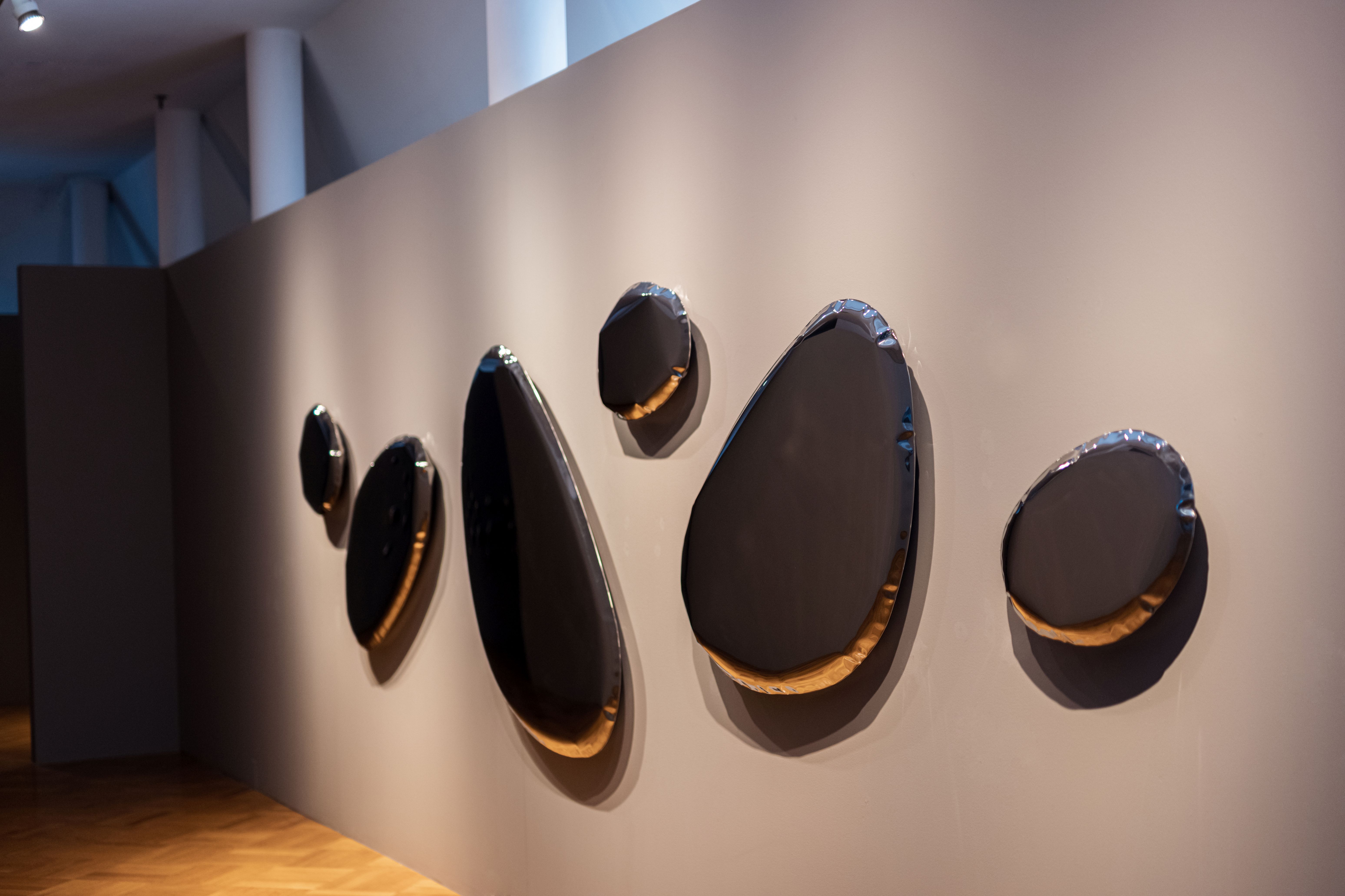Moderne Tafla O6 Transitions Spiegel in dunkler Matter-Optik, elegant an der Wand angeordnet.