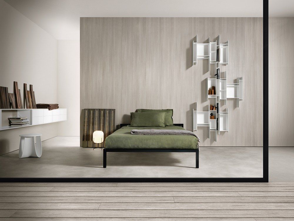 Schlafzimmer mit modernem Bett in Olivgrün, weißem Regal und minimalistischer Einrichtung für entspanntes Wohnen.