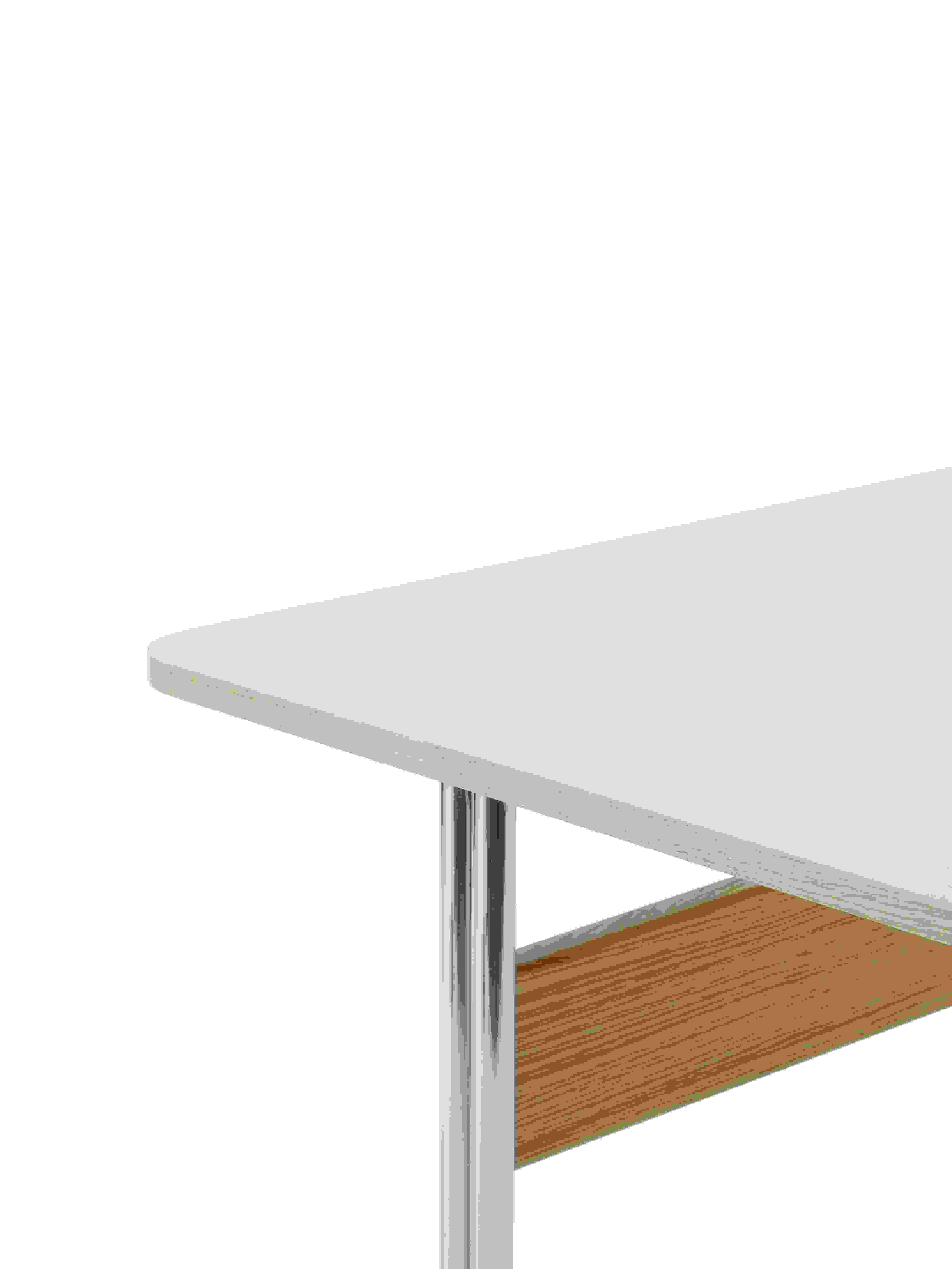 Detailaufnahme des AndTradition Pavilion AV16 Schreibtischs mit weißer Tischplatte, Chrombeinen und Holzablage.