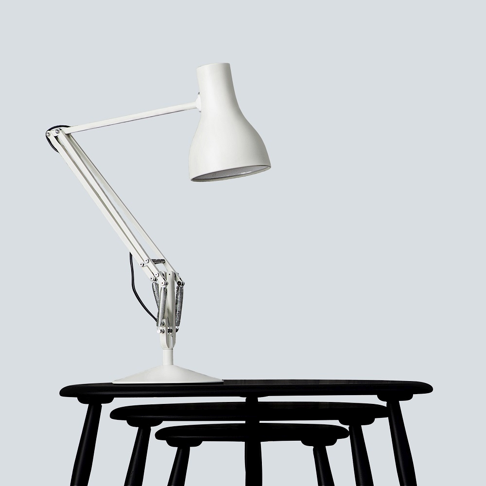 Anglepoise Type 75 Schiefergrau Tischleuchte auf schwarzem Tisch, modernes Design mit verstellbarem Arm.