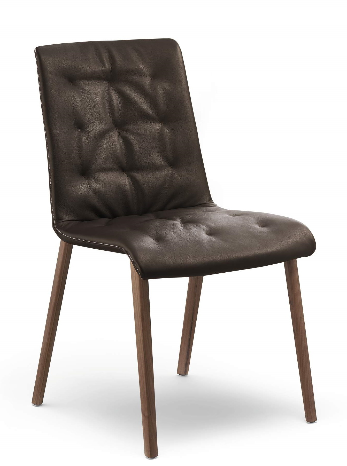Liz Wood Stuhl mit braunem Lederbezug und Knopfheftung, modernes Design mit Holzbeinen.